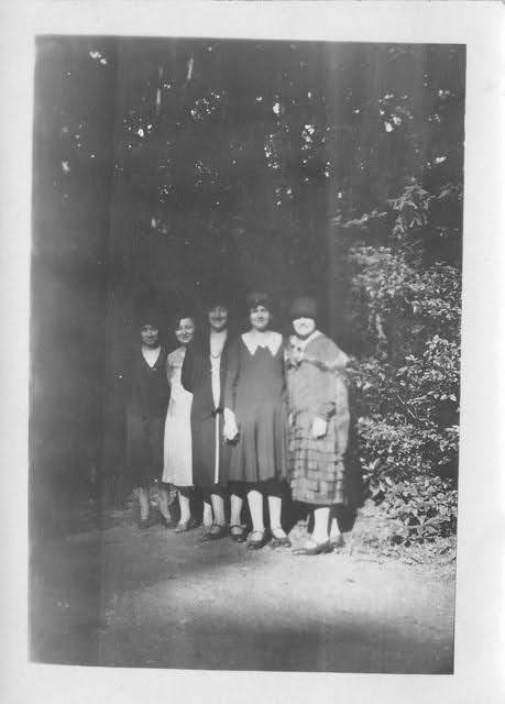 des femmes des années 1920 en promenade dans un bois