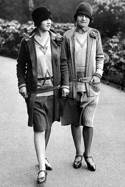 Deux mannequins en tenues Chanel des années 1920