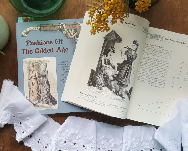 tome 2 de Fashions of the Gilded Age consacré aux vêtement de loisir et d'extérieur