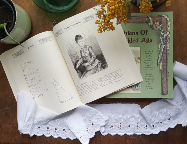 tome 1 de Fashions of the Gilded Age consacré aux dessous et robes de jour 1880