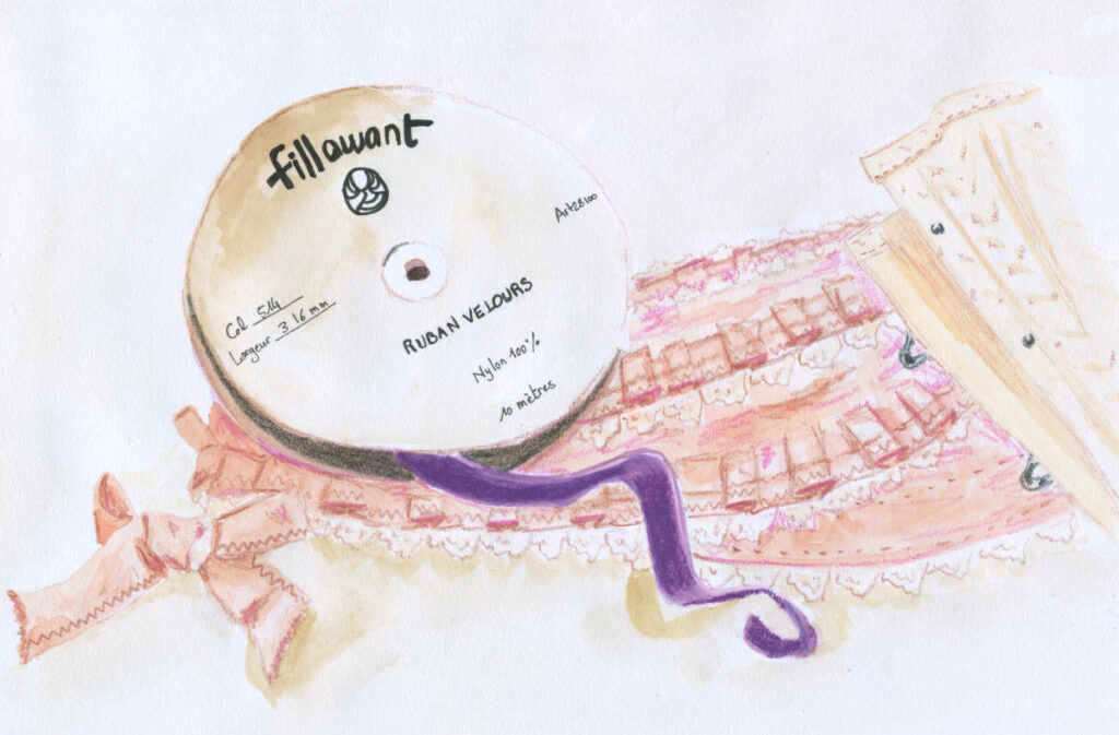 Illustration en couleurs représentant une nature morte avec une bobine de ruban de velours, une berthe de crinoline, un noeud en taffetas et un bout de corset victorien
