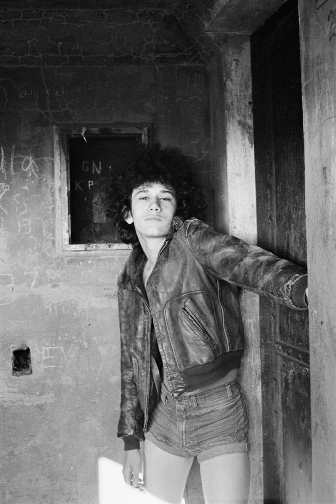 portrait en noir et blanc d'une jeune fille trans avec un blouson en cuir