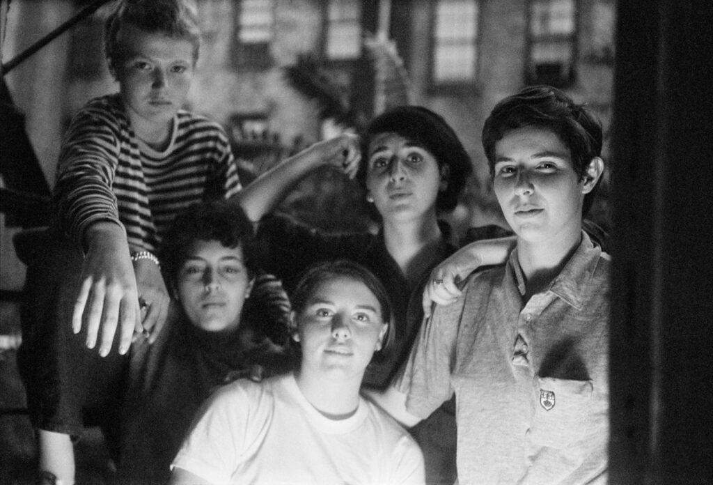 Photographie d'un groupe de jeunes filles en noir et blanc à New York
