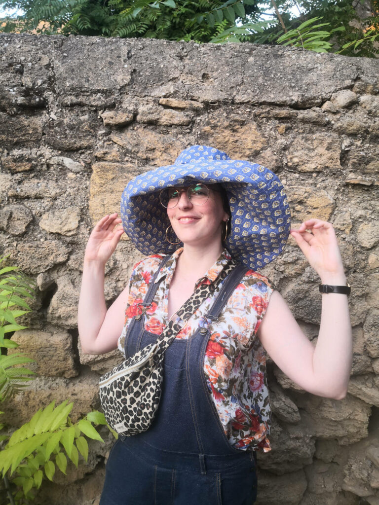 photo du bob Dido vu de face en tissu provençal bleu et jaune