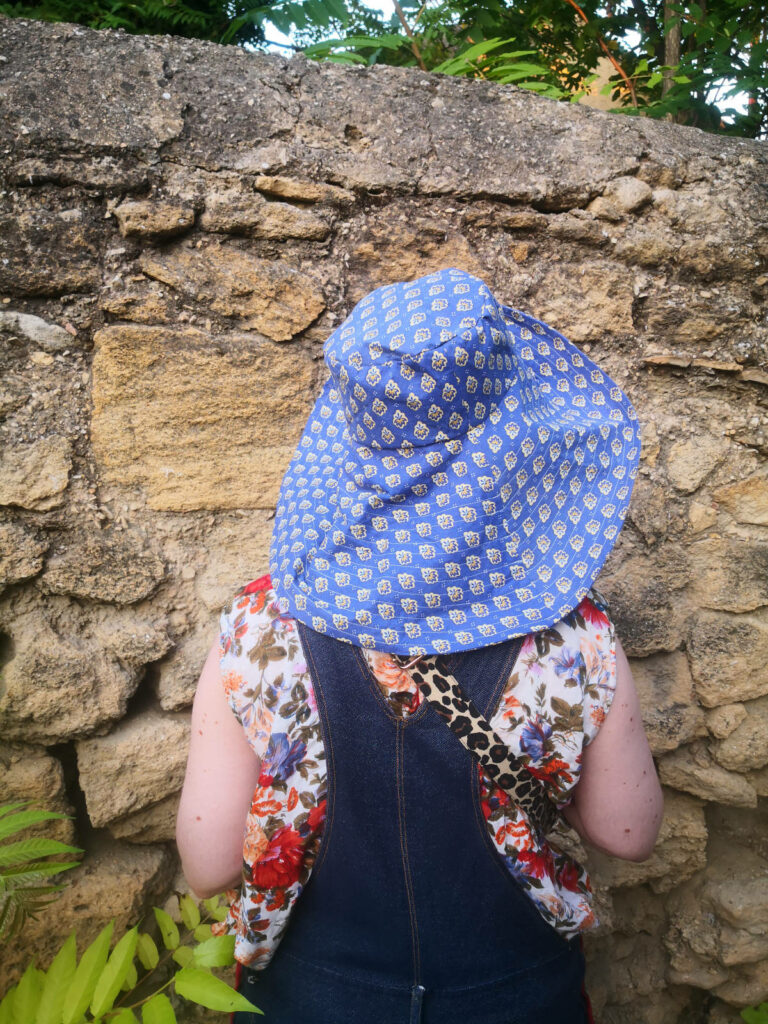 vue de dos du bob Dido en coton provençal bleu et jaune