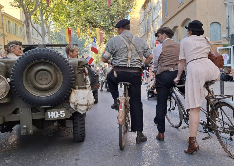 photo du défilé de commémoration de la Libération de Salon de Provence : un tandem, un vélo et une jeep