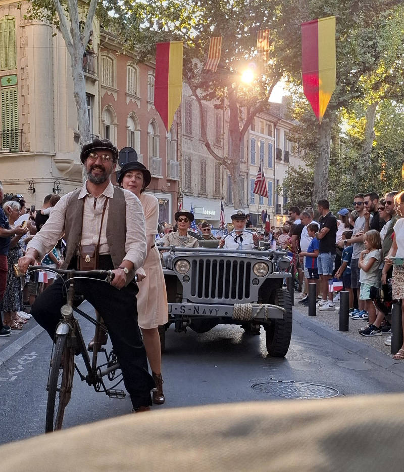 le tandem au milieu du défilé de commémoration de la Libération de Salon de Provence en août 2024