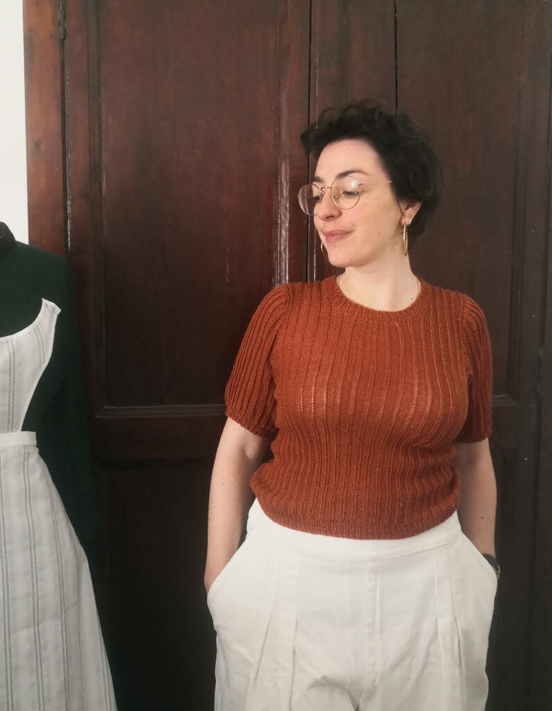 t-shirt Calliope d'Alice Hammer tricoté en laine Lise Tailor caramel vue de devant