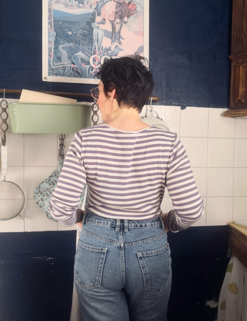 dos du body Sora en jersey côtelé marinière porté avec un jean