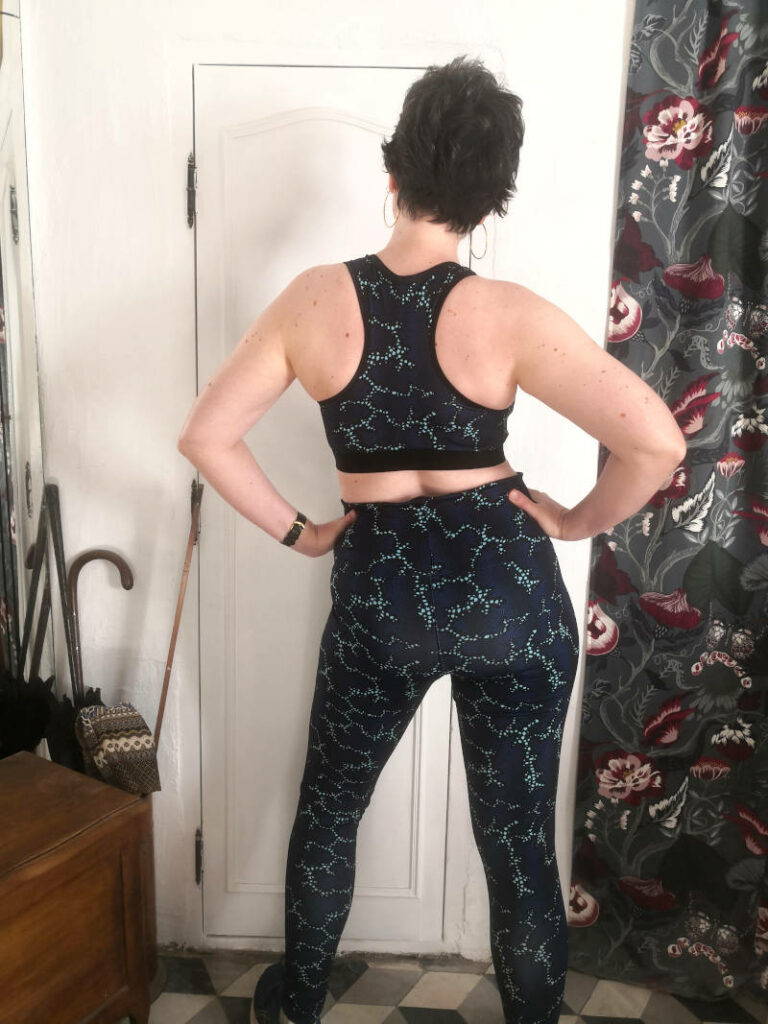 vue de dos de l'ensemble de sport brassière et legging Moöve d'Ivanne S