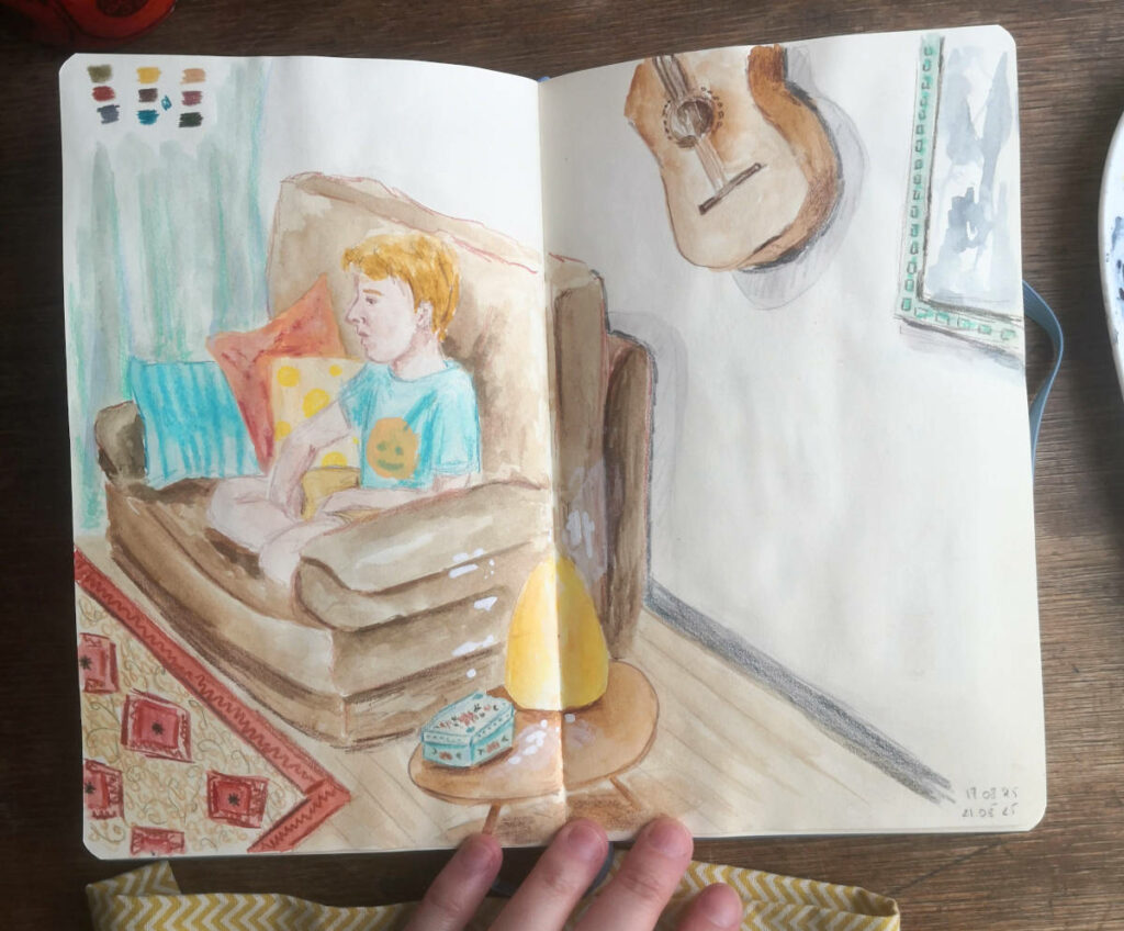 illustration en double page d'un enfant assis sur un canapé dans un intérieur