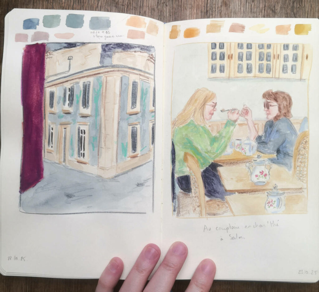 illustration de maison à gauche et croquis d'observation au salon de thé à droite