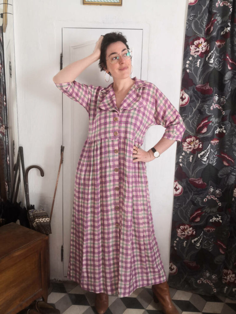 robe Sofia de Make my Lemonade en viscose à carreaux violets vue de devant