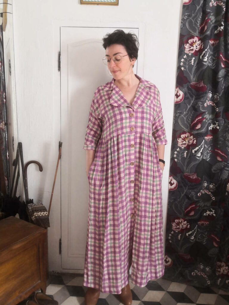 robe Sofia de Make my Lemonade en viscose à carreaux violets