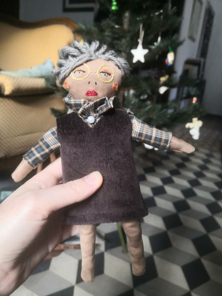 poupée en tissu Adèle la bibliothécaire