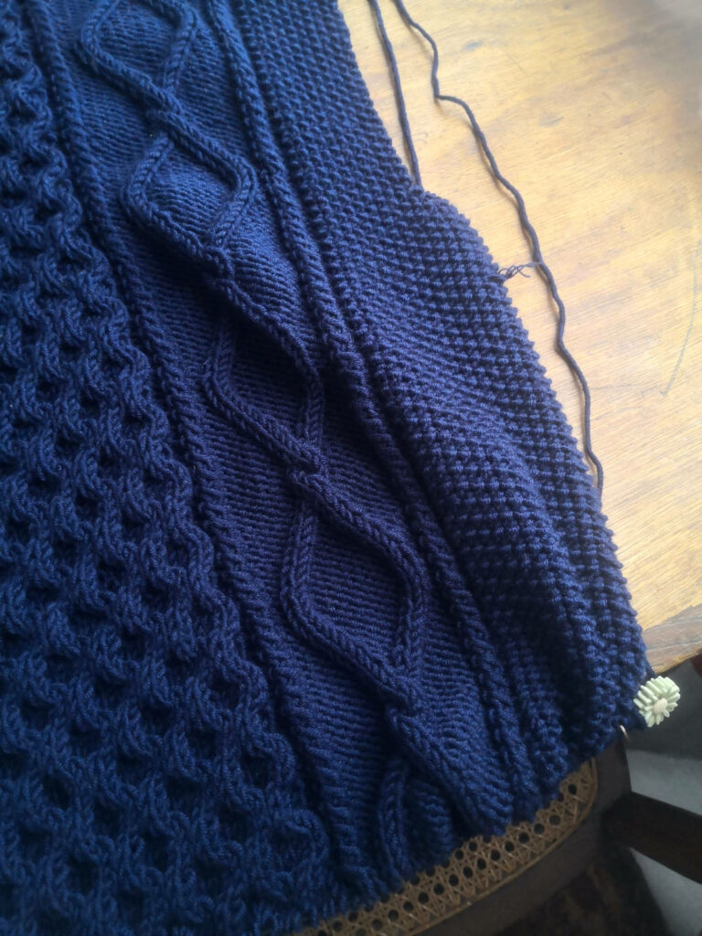 gros plan sur le motif du Dagmar Zipper Sweater de Petite Knit
