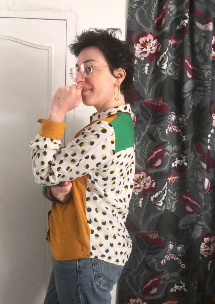 vue de côté de la chemise Simona en chutes de viscose