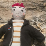 Poupée en chutes de tissu : Iris l'activiste par Lucie Choupaut