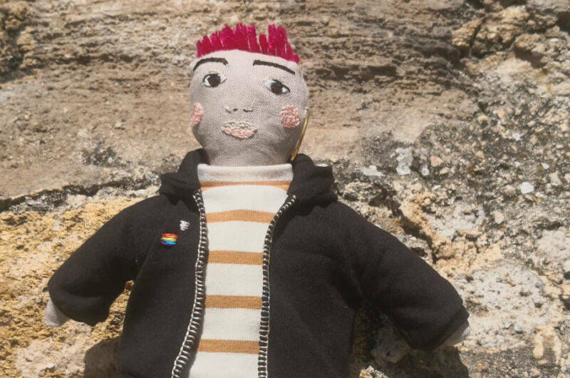 Poupée en chutes de tissu : Iris l'activiste par Lucie Choupaut