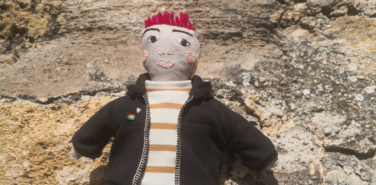 Poupée en chutes de tissu : Iris l'activiste par Lucie Choupaut