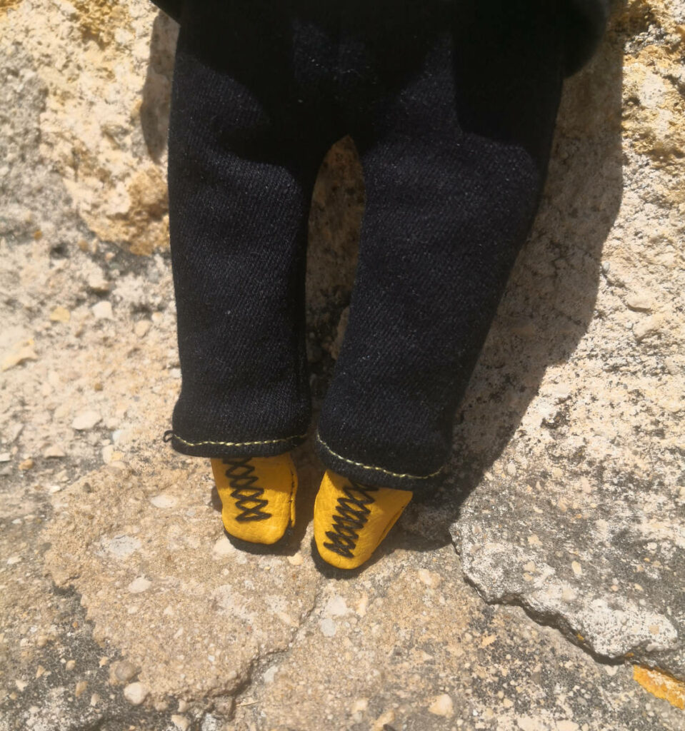 détail des chaussures d'Iris l'activiste