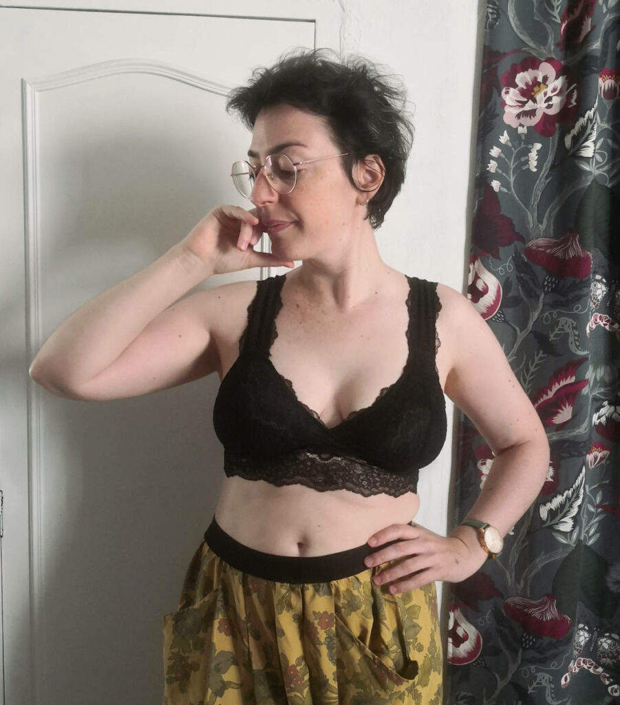 brassière Onde en dentelle noire devant