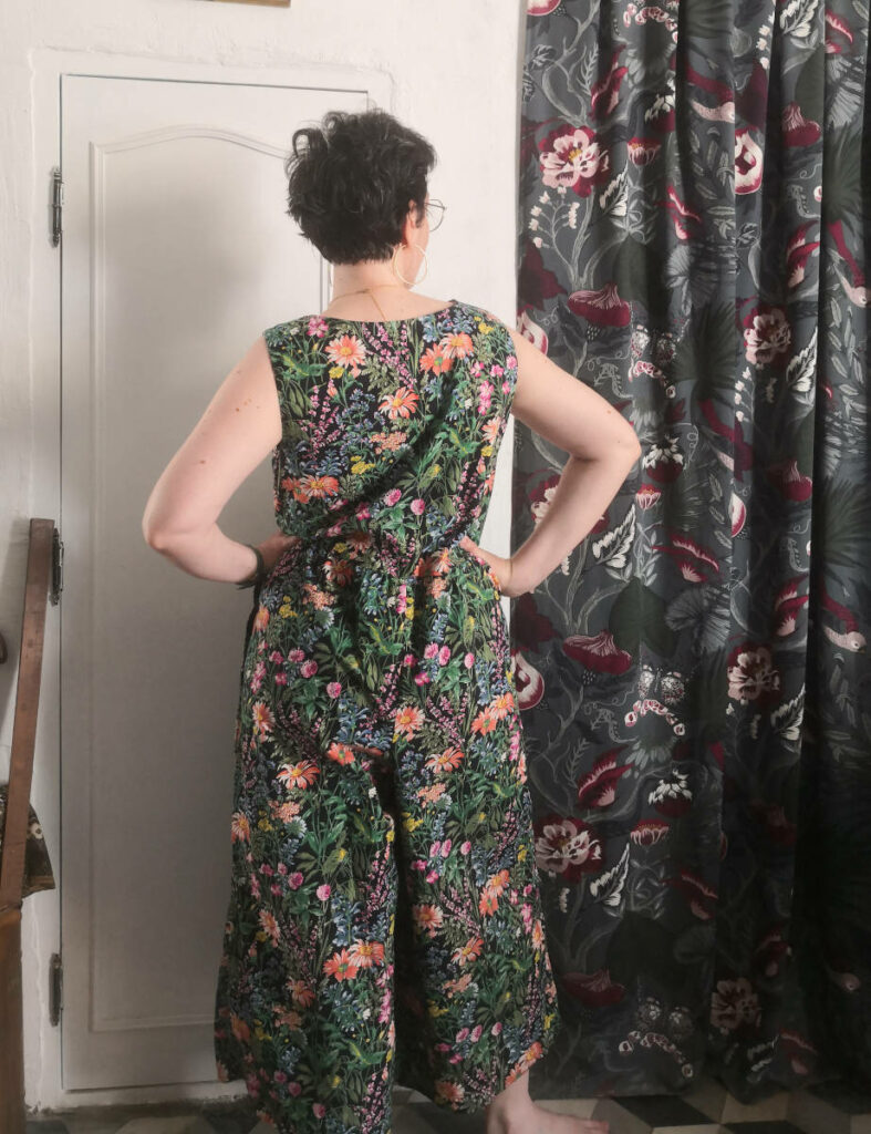 dos de la combinaison Jazz de Ready to Sew dans un rideau à fleurs 90s