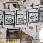 Impressions en linogravure en train de sécher - Lucie Choupaut