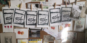 Impressions en linogravure en train de sécher - Lucie Choupaut
