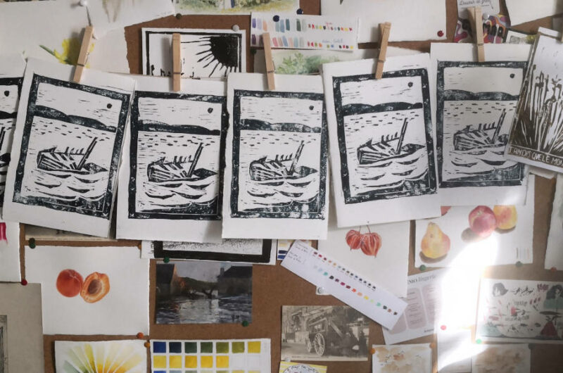 Impressions en linogravure en train de sécher - Lucie Choupaut